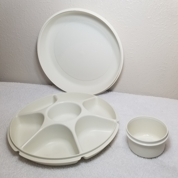 Tupperware divided vegetable chip and dip tray with lid - Picture 5 of 6